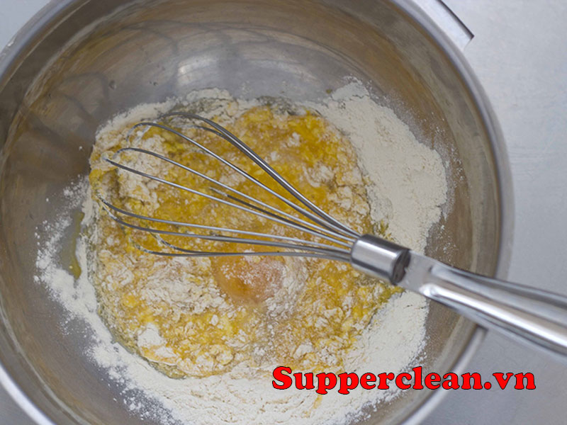Bước 1 Trộn bột bánh tai yến 