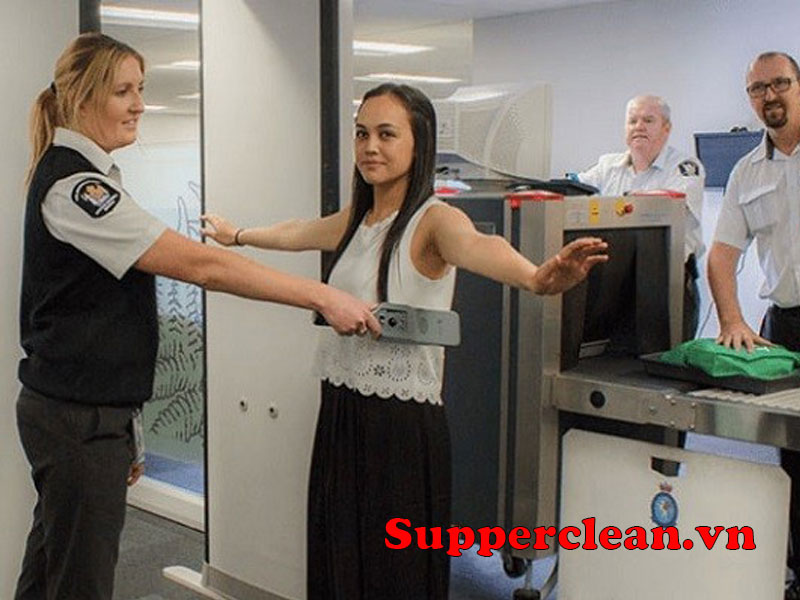 Máy dò kim loại cầm tay có hại không