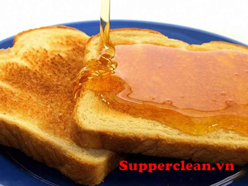 Bánh bột mì chấm sữa đặc hoặc mật ong