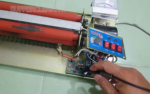 Máy ép plastic không nóng do hỏng linh kiện