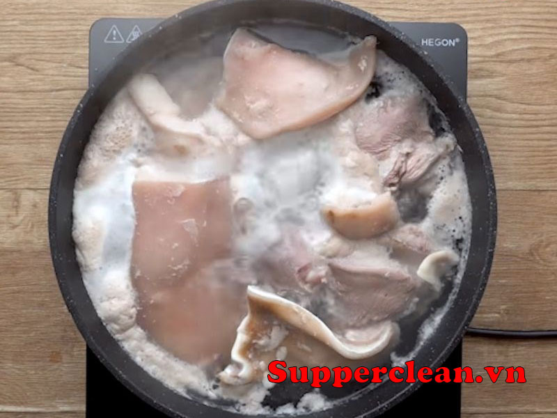 Sơ chế và luộc chín món giò thủ