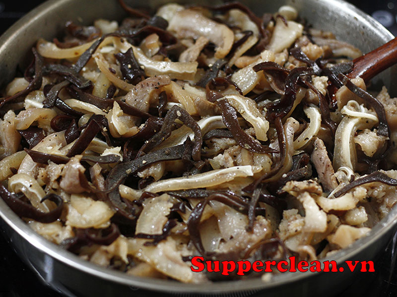 Xào và nêm gia vị món giò thủ