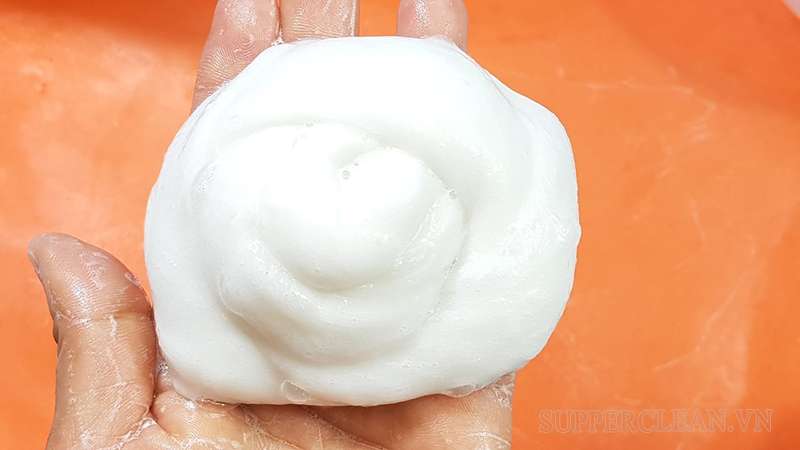 Cách làm slime từ kem đánh răng và một số nguyên liệu khác như hàn the, muối, đường,... 