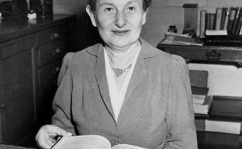 Nhà Vật Lí Hedwig Kohn sau khi về hưu vẫn tiếp tục sự nghiệp tại phòng thí nghiệm của đại học Duke 