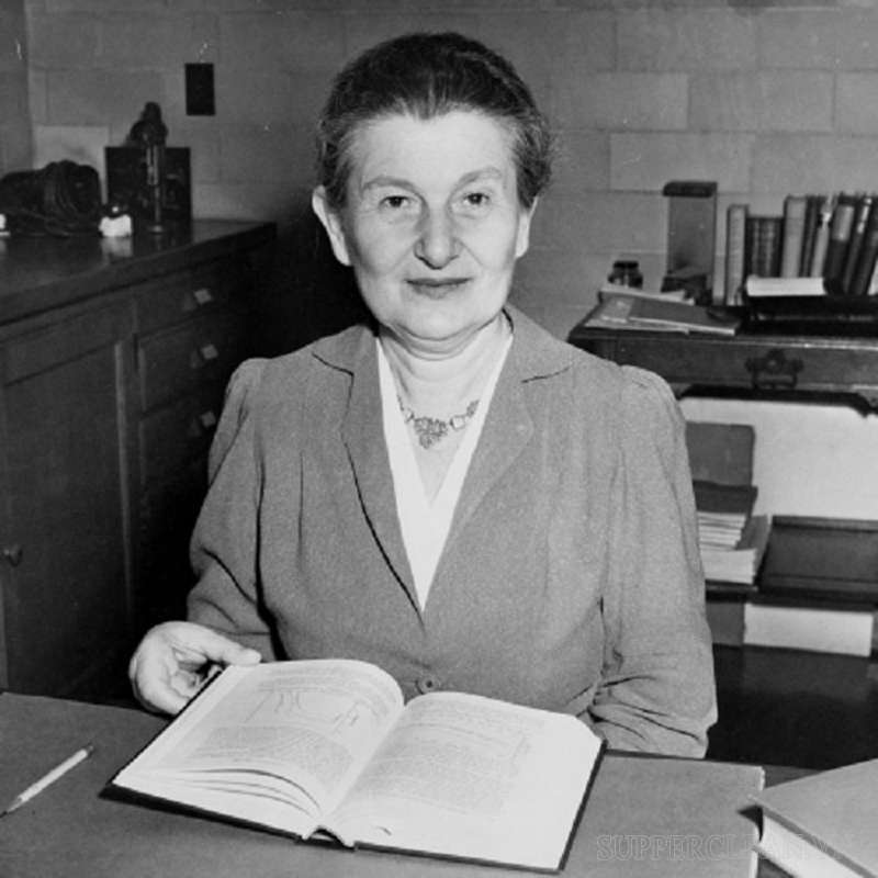 Nhà Vật Lí Hedwig Kohn sau khi về hưu vẫn tiếp tục sự nghiệp tại phòng thí nghiệm của đại học Duke 