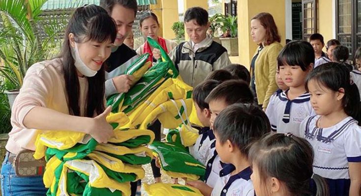 Nhân hậu là sự yêu thương, tận tâm muốn giúp đỡ và san sẻ khó khăn với người khác