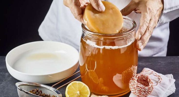 Trà Kombucha có màu vàng với sắc độ từ đậm đến nhạt tùy theo cách ủ 