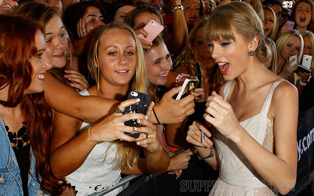 Nữ ca sĩ Taylor Swift và fan hâm mộ