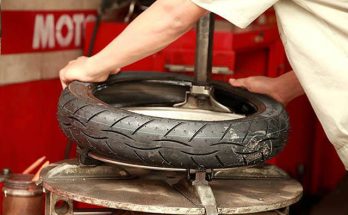 Người thợ sửa xe nên nắm vững cách thay lốp xe bằng máy ra vào lốp