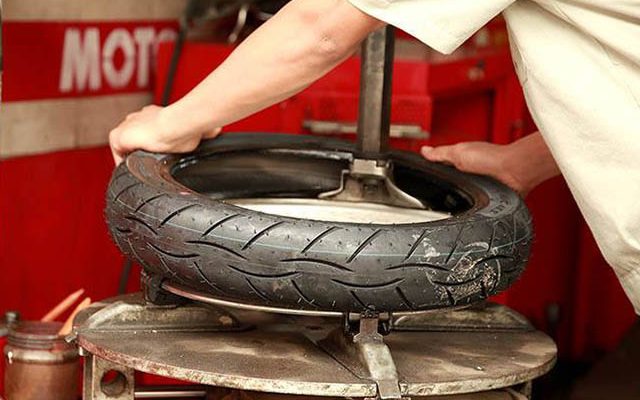 Người thợ sửa xe nên nắm vững cách thay lốp xe bằng máy ra vào lốp