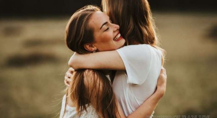 Hug dịch sang tiếng Việt có nghĩa là “cái ôm”