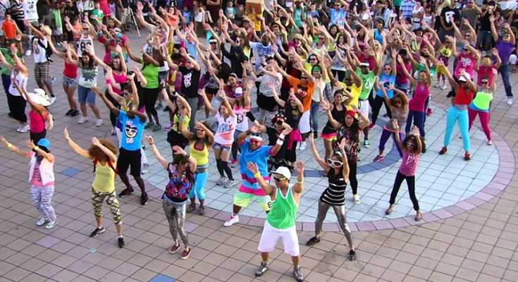 Flashmob là gì - Hình thức nhảy múa ngẫu hứng, ban đầu là một nhóm người tập tụ rồi huy động người qua đường tham gia