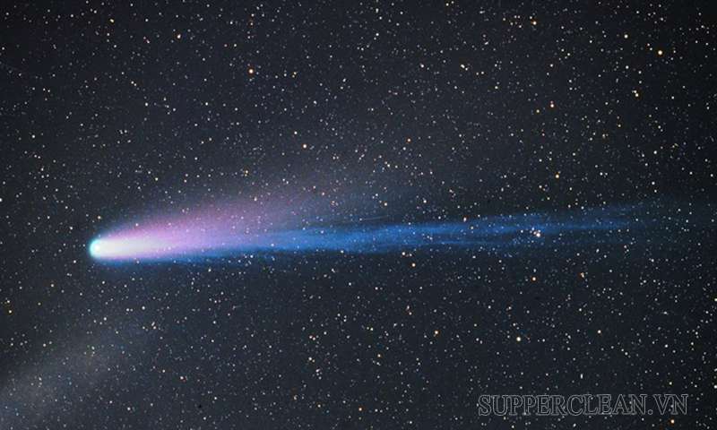 Sao chổi là thiên thể bay ngoài không gian vũ trụ
