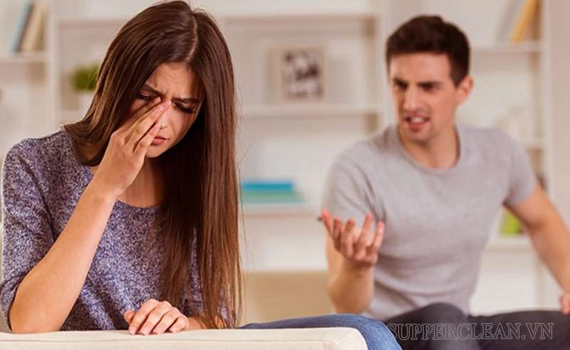 Tỏ ra khó chịu, cáu gắt khi bạn đi chơi với nhóm bạn, trong đó có bạn khác giới