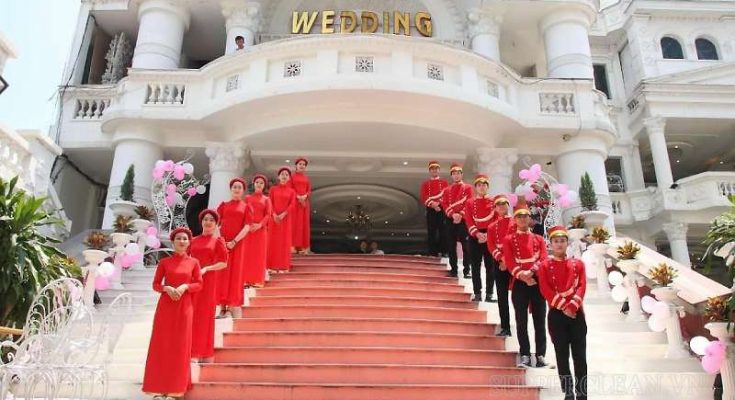 Khánh tiết là người đón khách mời tại sảnh chính cho các sự kiện, lễ cưới,... tổ chức trong nhà hàng, khách sạn