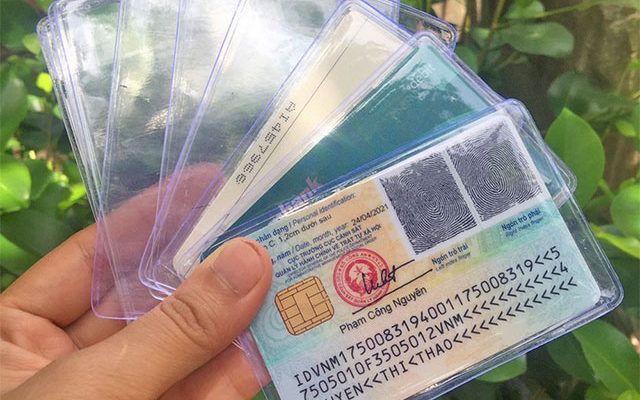 Dùng túi nhựa để bọc thẻ căn cước công dân 