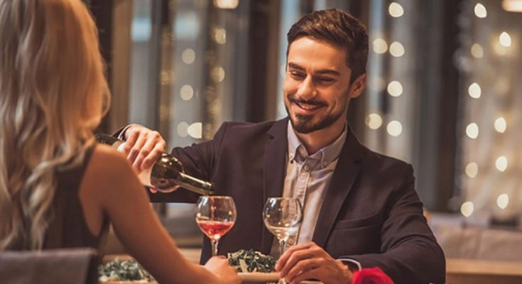 Bữa ăn tối lãng mạn tại nhà hàng sang trọng là lựa chọn tuyệt vời khi đi date