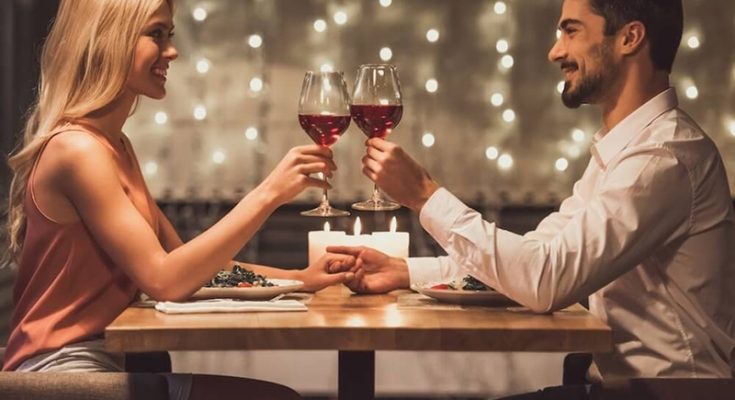First date là buổi hẹn hò gặp mặt đầu tiên giữa hai người có thiện cảm với nhau sau khoảng thời gian trò chuyện qua mạng xã hội