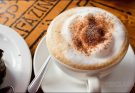 Ly cappuccino với lớp foam đánh bông dày, trông rất bắt mắt