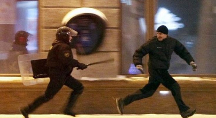 Dí được hiểu là đuổi bắt, truy đuổi ai đó