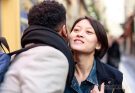 Nụ hôn bisou được người Pháp dùng thay cho lời chào hỏi khi gặp gỡ bạn bè, người thân