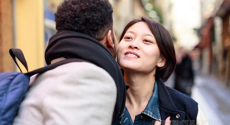 Nụ hôn bisou được người Pháp dùng thay cho lời chào hỏi khi gặp gỡ bạn bè, người thân