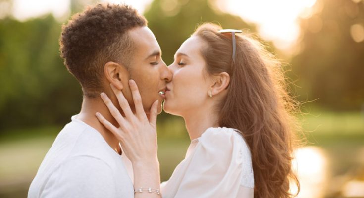 Nụ hôn kiểu Pháp là cách thể hiện tình cảm mạnh mẽ, mãnh liệt của bạn dành cho đối phương